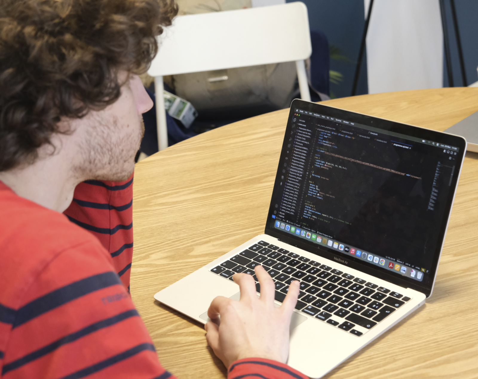 Étudiant Beauvoir en train de coder